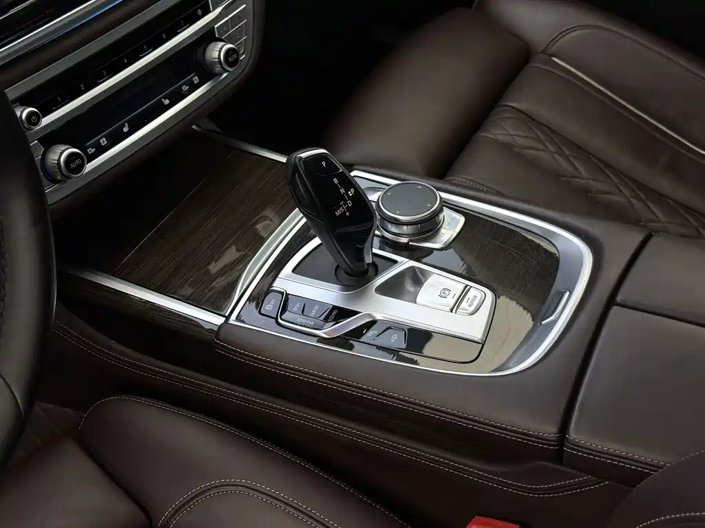 BMW 7 Series — миниатюра 32