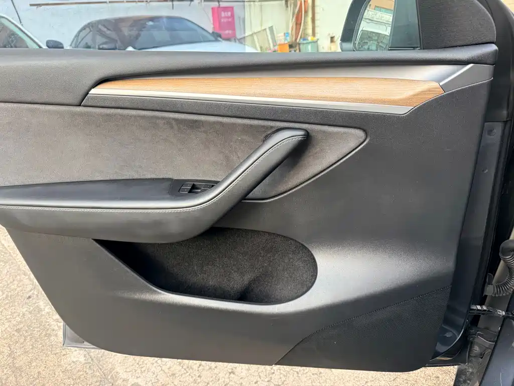 Tesla Model Y — миниатюра 18