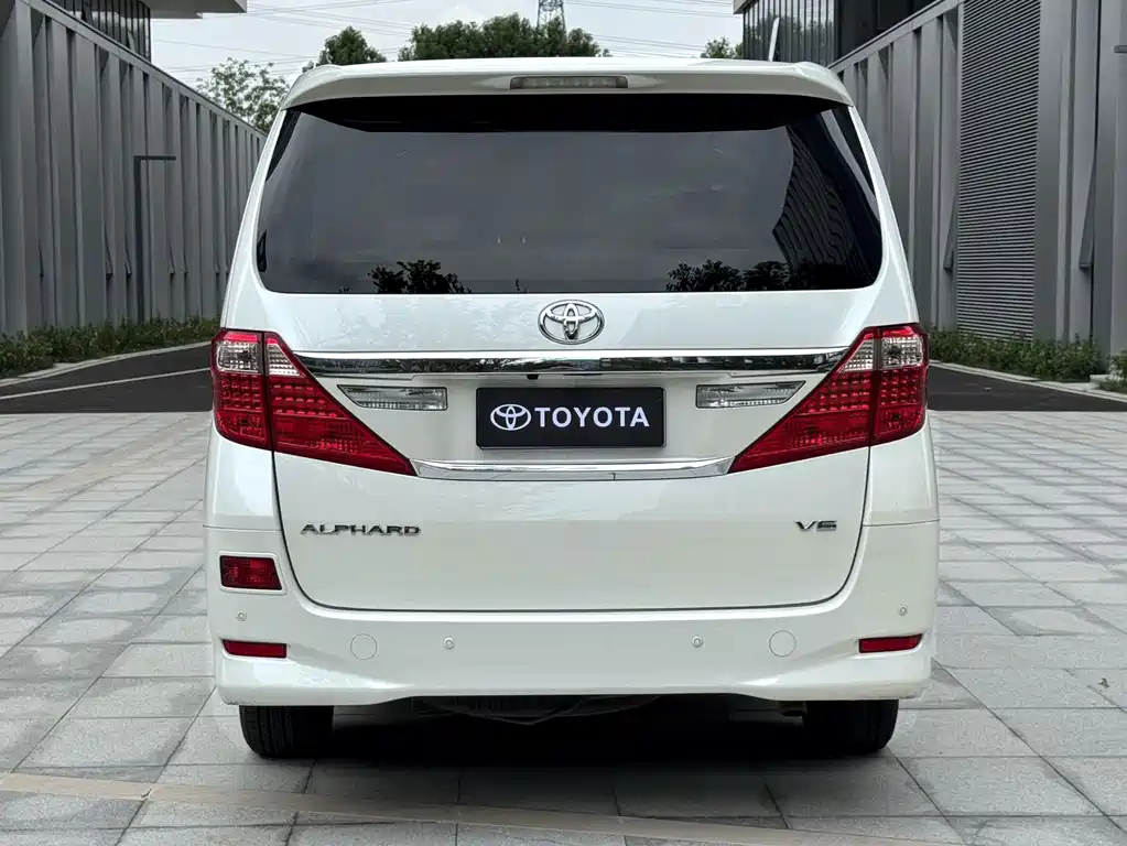 Toyota Alphard — миниатюра 4