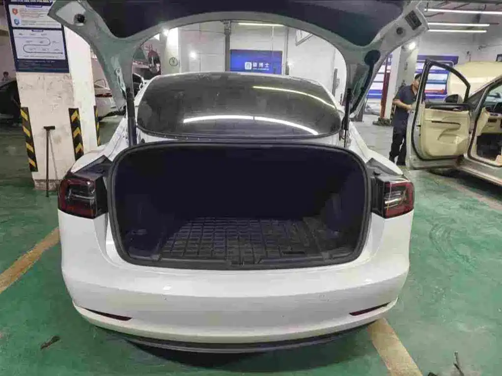Tesla Model 3 — миниатюра 6