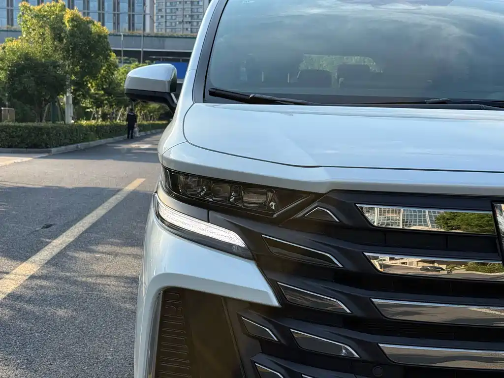 Toyota Vellfire — миниатюра 8