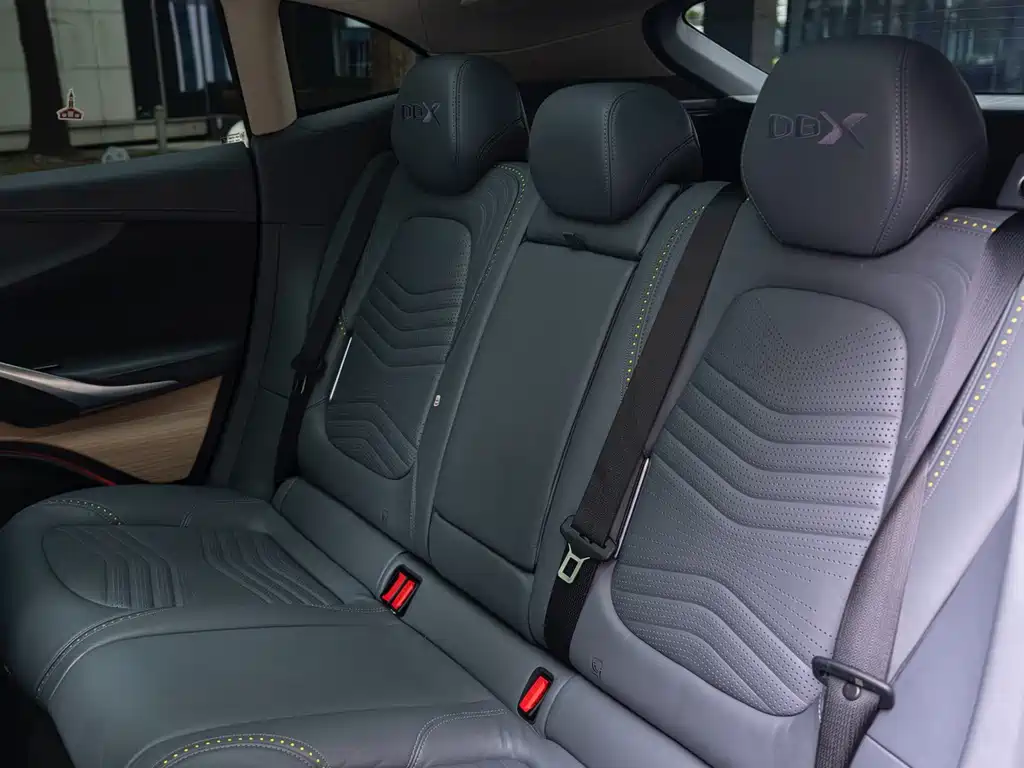 Aston Martin DBX — миниатюра 16