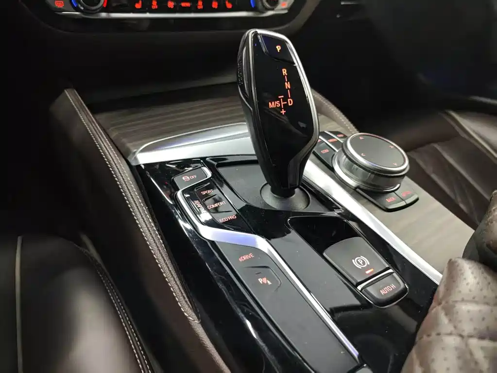 BMW 5 Series New Energy — миниатюра 8