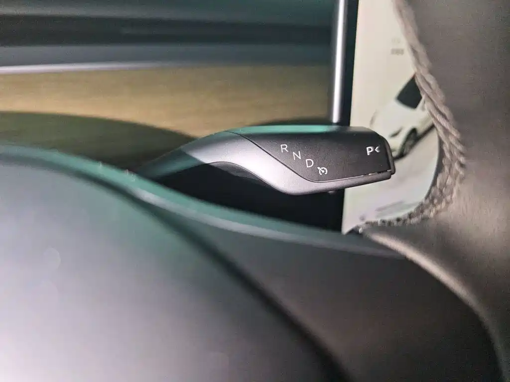 Tesla Model Y — миниатюра 15