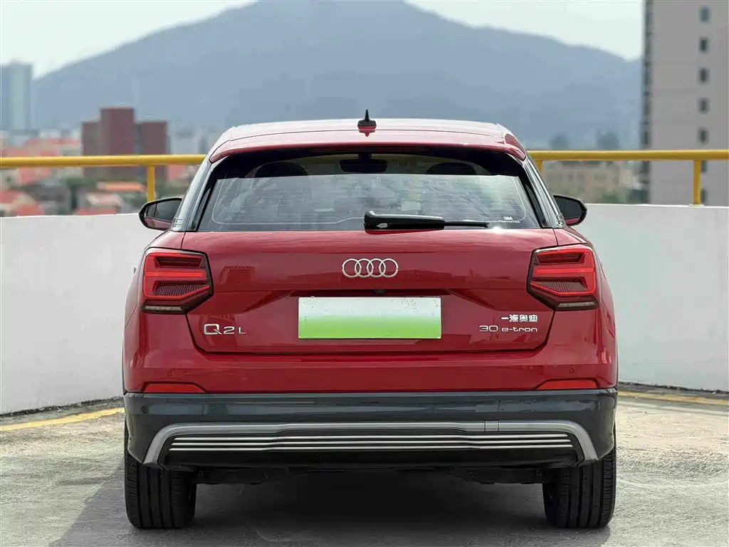 Audi Q2L e-tron — миниатюра 5