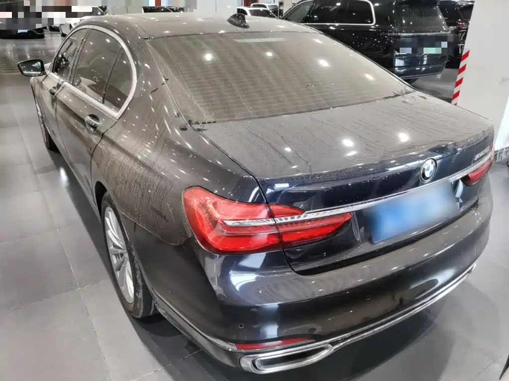 BMW 7 Series — миниатюра 5
