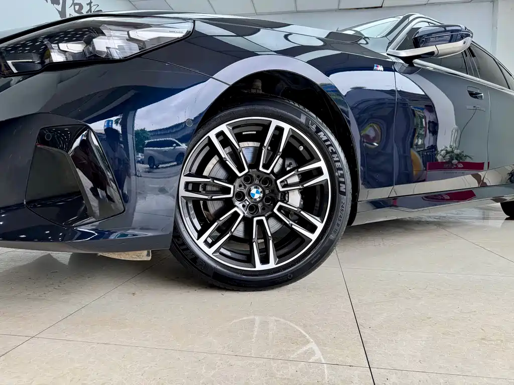 BMW 5 Series — миниатюра 20