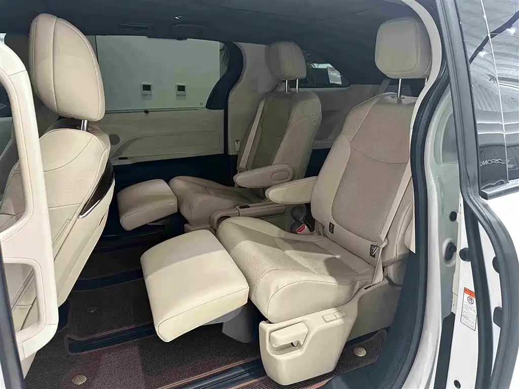 Toyota Granvia — миниатюра 12