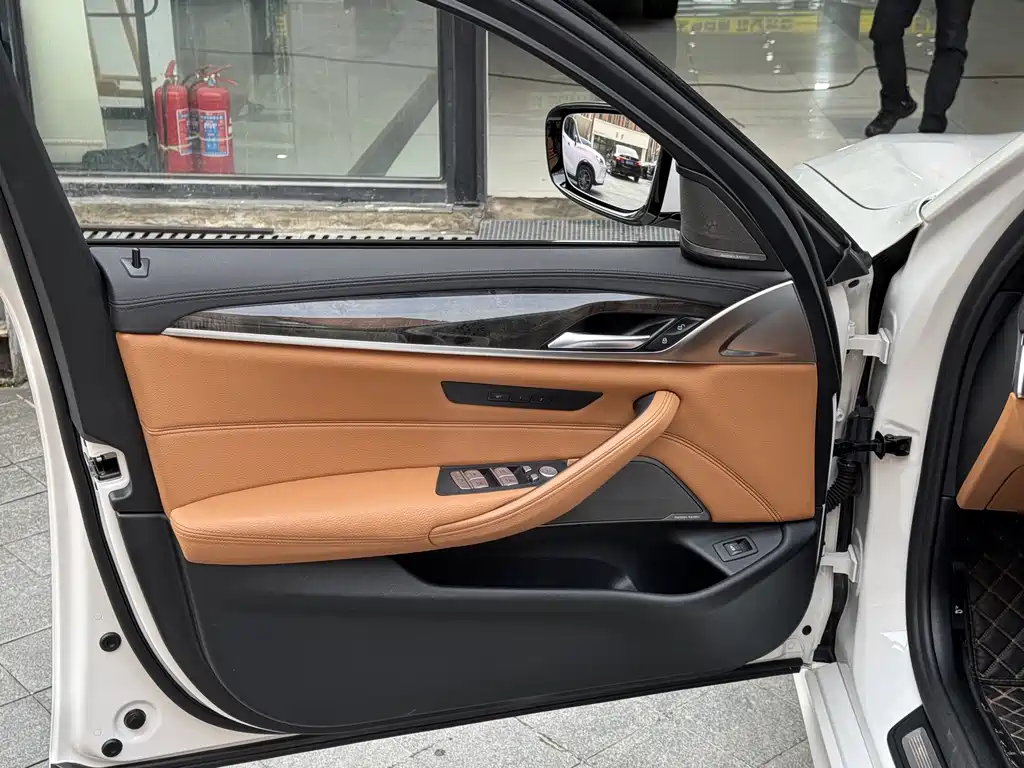 BMW 5 Series — миниатюра 16