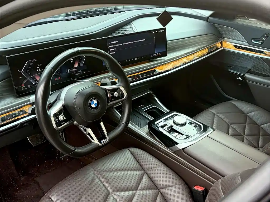 BMW 7 Series — миниатюра 13