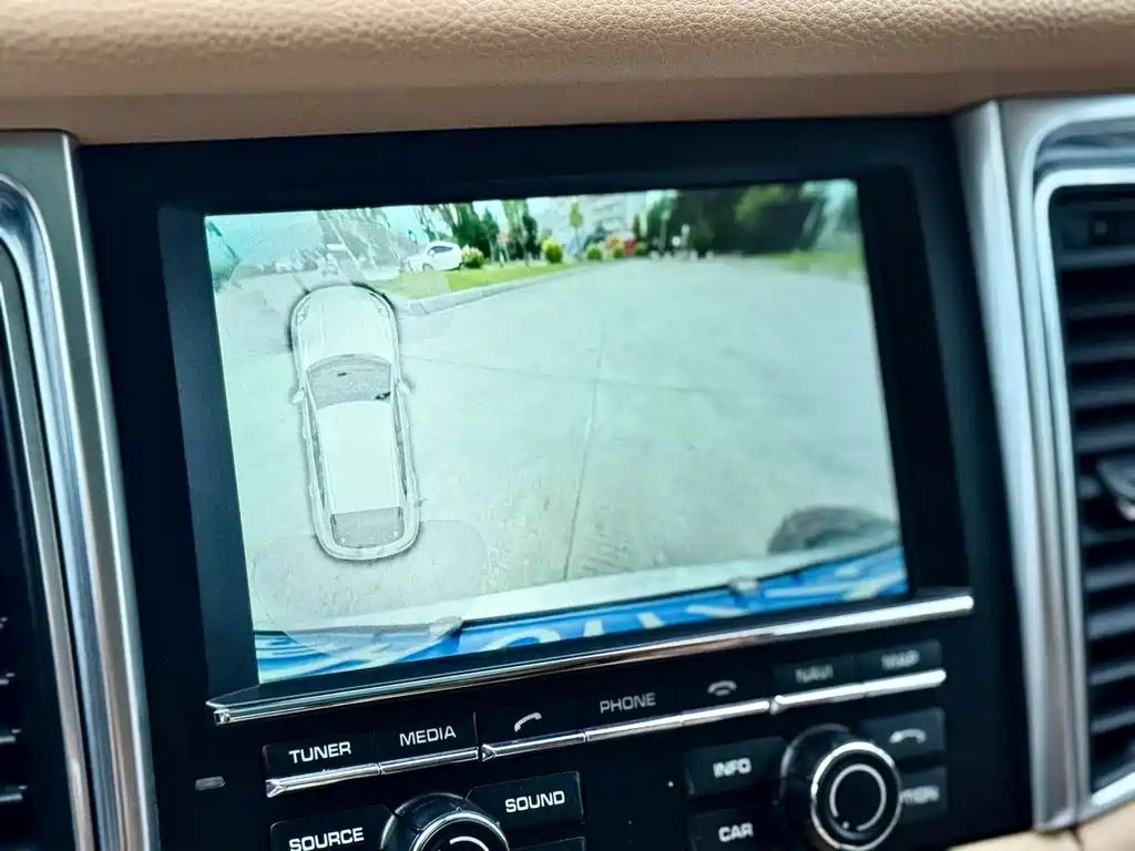 Porsche Macan — миниатюра 7