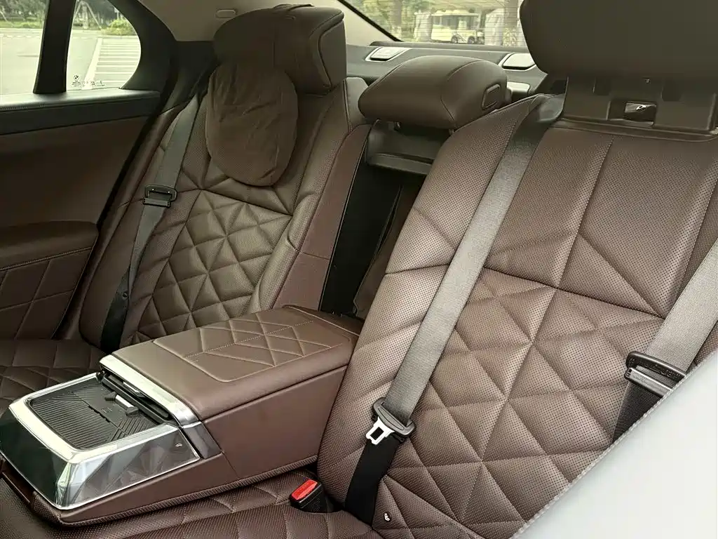 BMW 7 Series — миниатюра 16