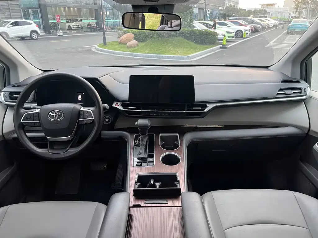 Toyota Granvia — миниатюра 4