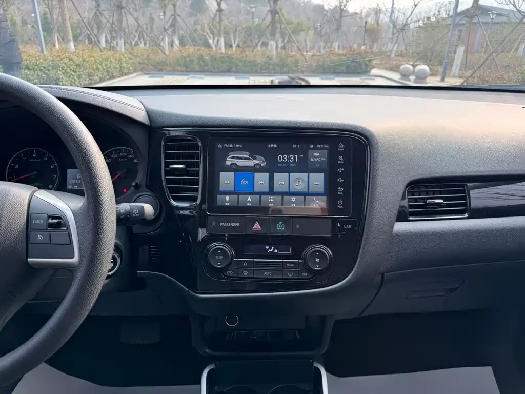 MITSUBISHI OUTLANDER