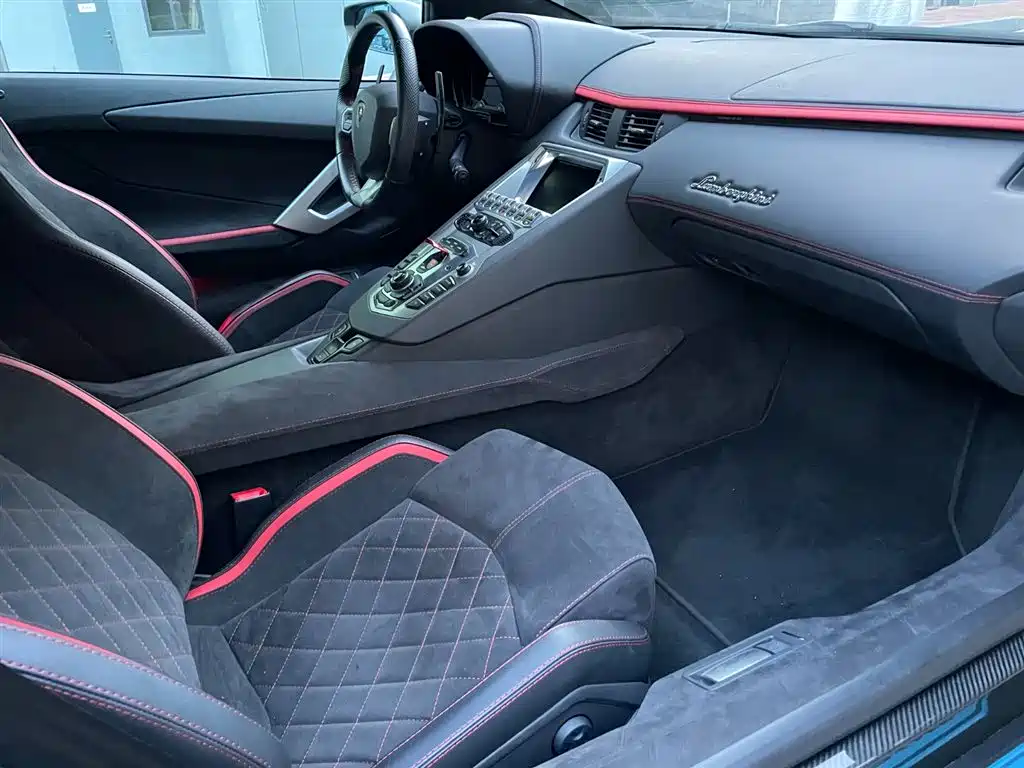 LAMBORGHINI AVENTADOR