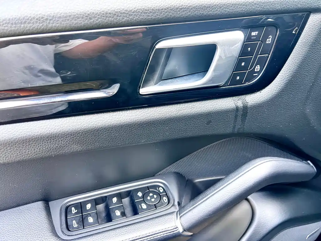 Porsche Cayenne — миниатюра 11