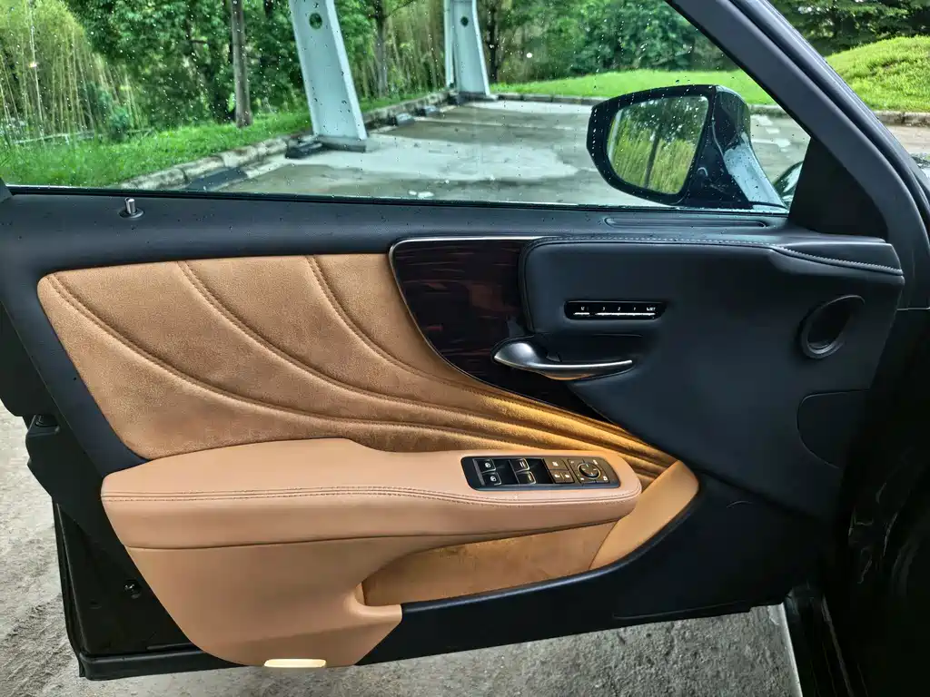 Lexus LS — миниатюра 11