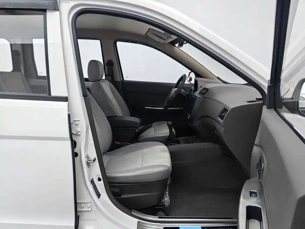 Wuling Hongguang — миниатюра 23