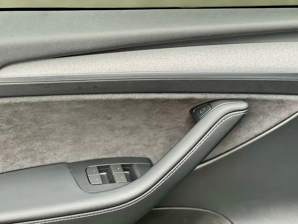 Tesla Model Y — миниатюра 18