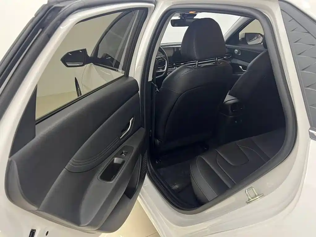 Hyundai Elantra — миниатюра 9