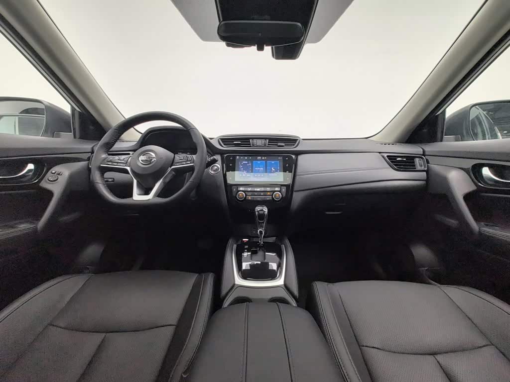 Nissan X-Trail 2.0 л 2023 г. Белый, пробег 37600 км