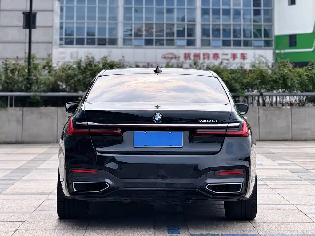 BMW 7 Series — миниатюра 4