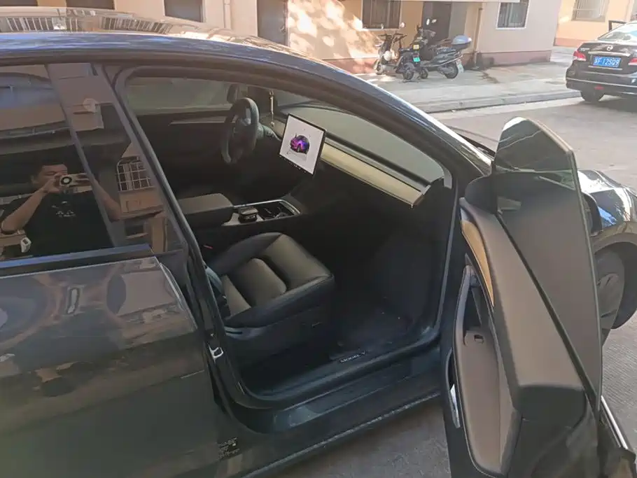 Tesla Model Y — миниатюра 8