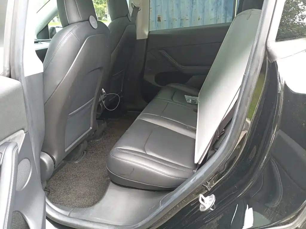 Tesla Model Y — миниатюра 18
