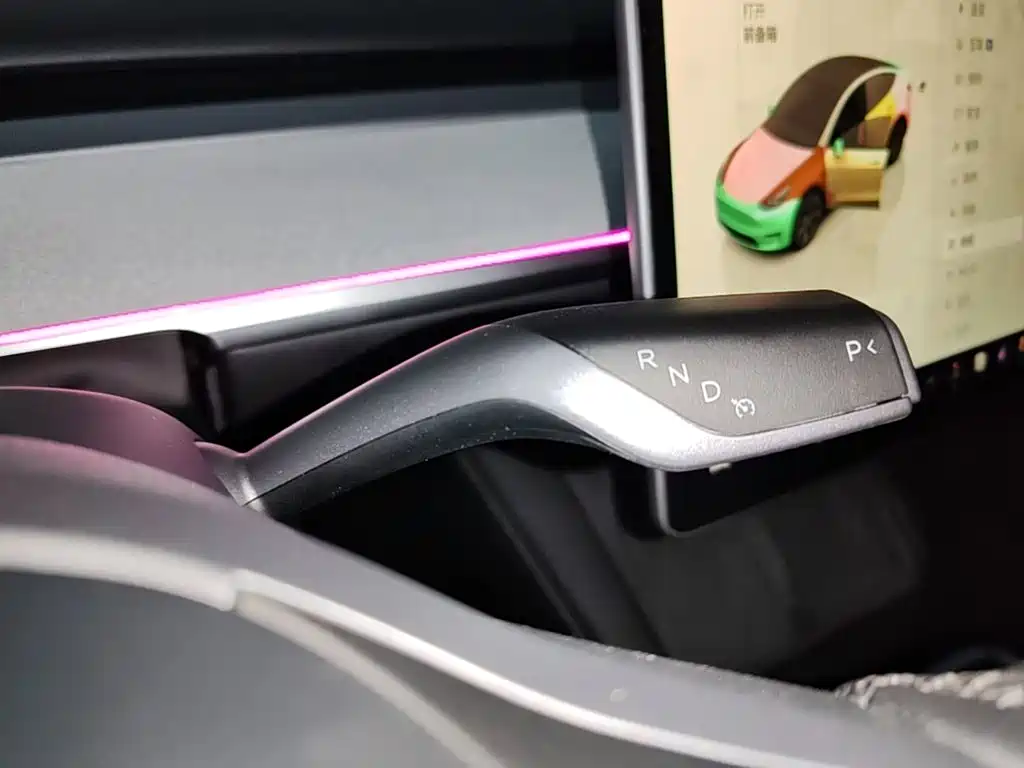 Tesla Model Y — миниатюра 14