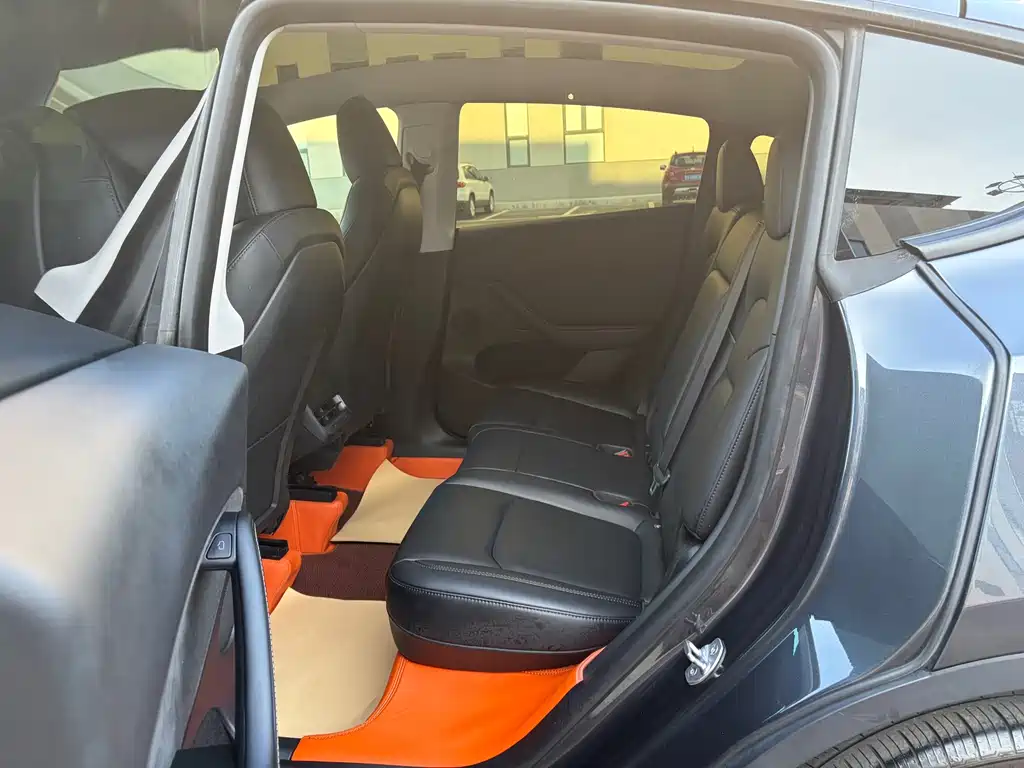 Tesla Model Y — миниатюра 10