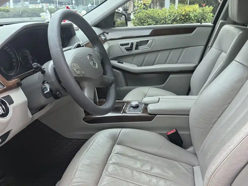 Mercedes-Benz E-Class — миниатюра 7