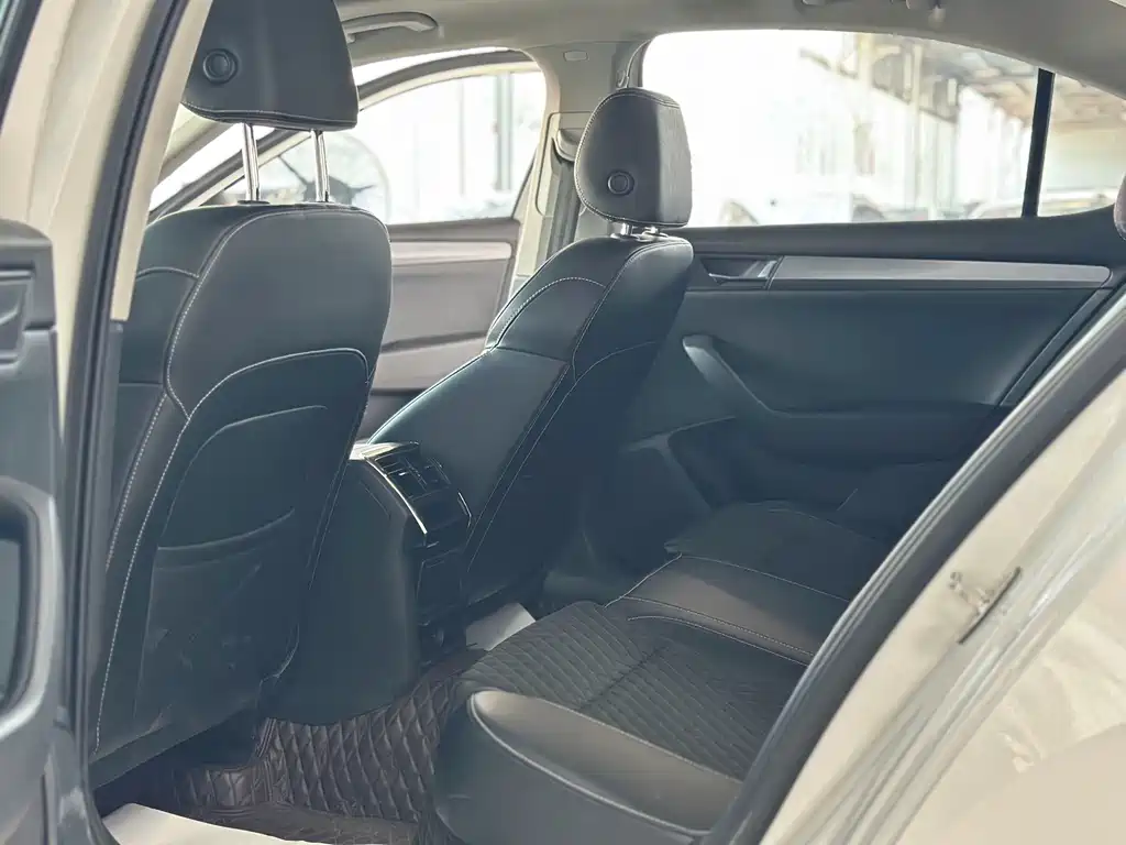 Skoda Superb — миниатюра 5