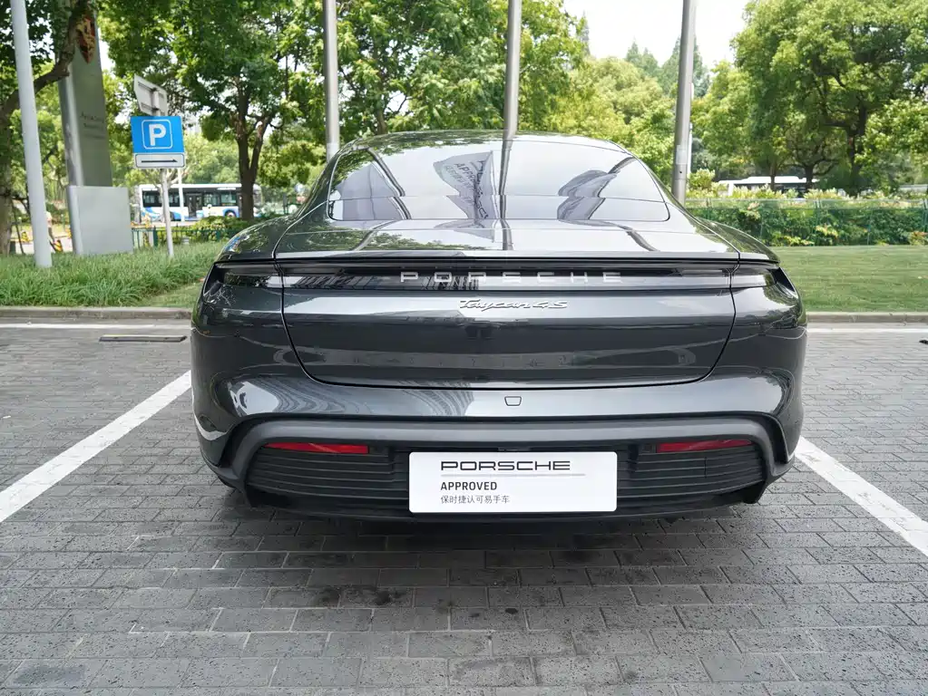 PORSCHE TAYCAN