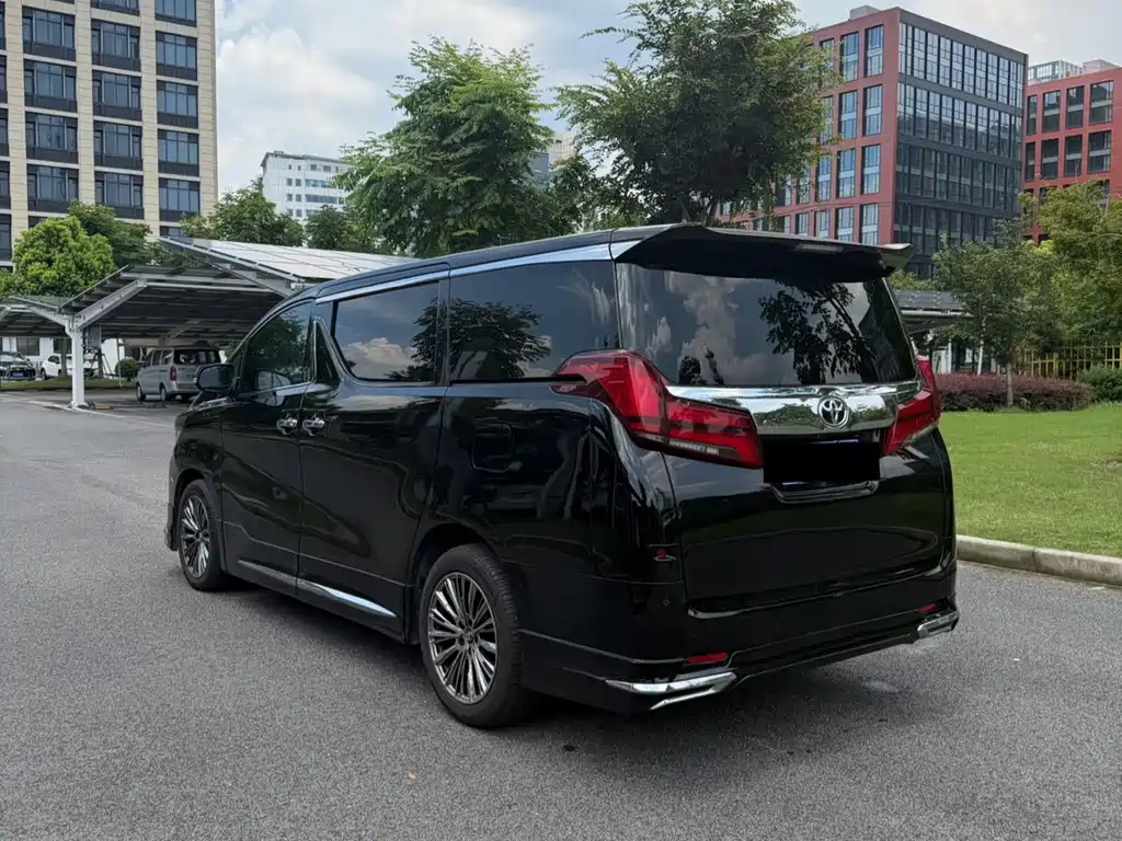 Toyota Alphard — миниатюра 6