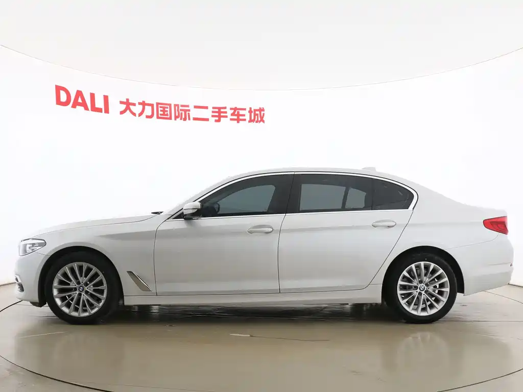 BMW 5 Series — миниатюра 4