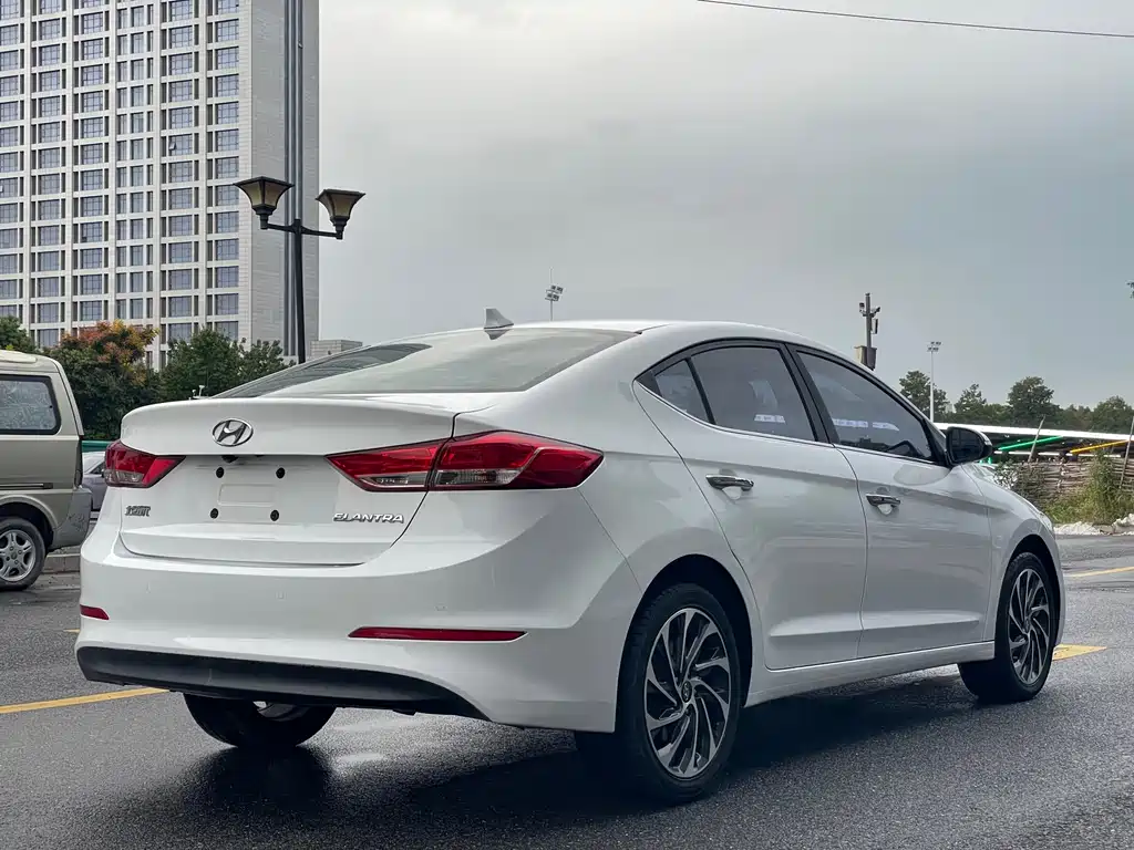 Hyundai Elantra — миниатюра 16