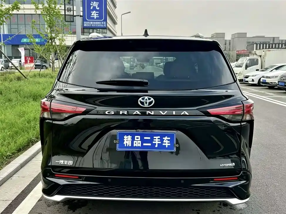 Toyota Granvia 2023 2.5L Luxury PLUS