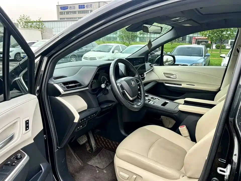 Toyota Granvia 2023 2.5L Luxury PLUS