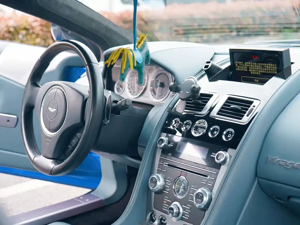 Aston Martin Virage — миниатюра 18