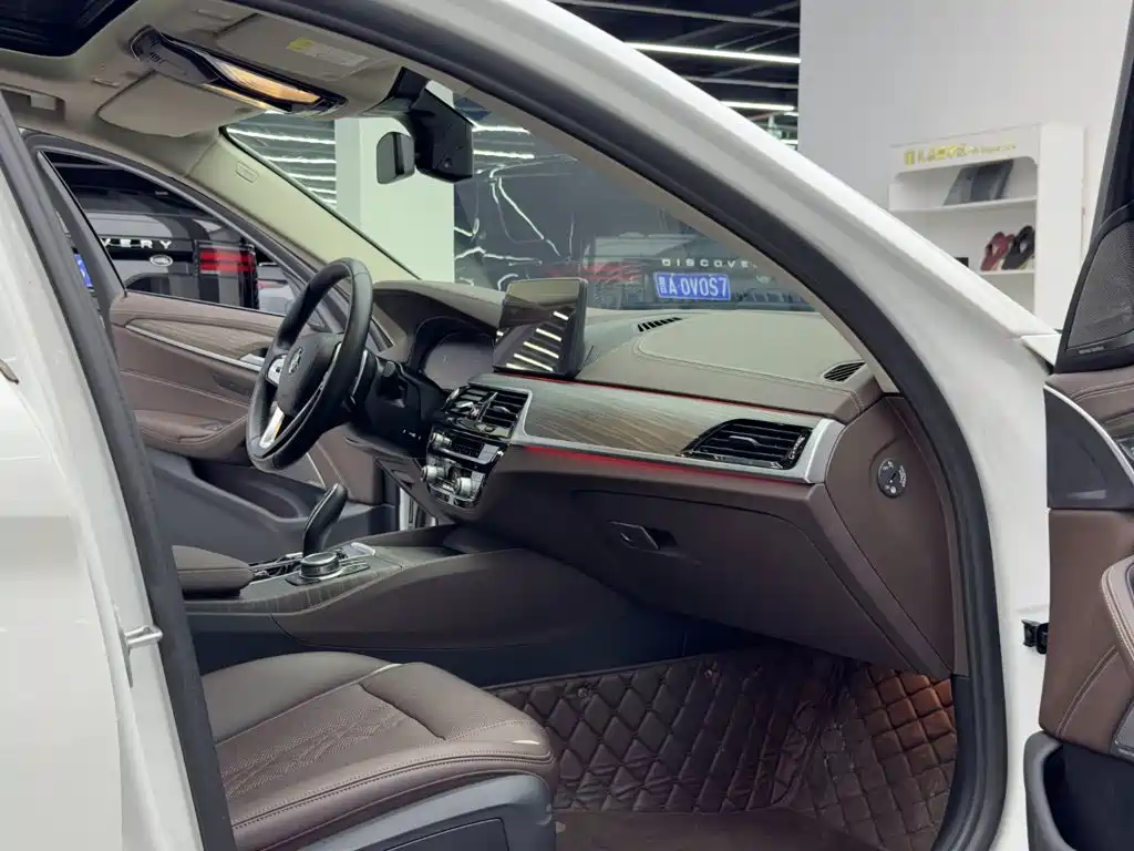 BMW 5 Series — миниатюра 10