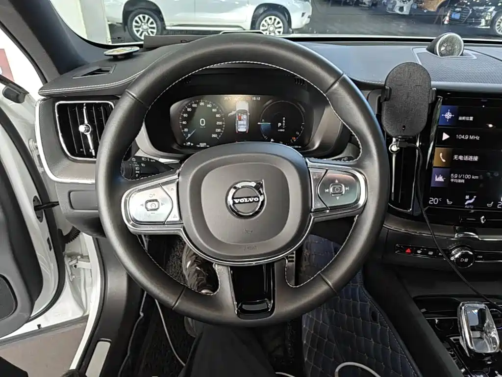 Volvo XC60 PHEV — миниатюра 11