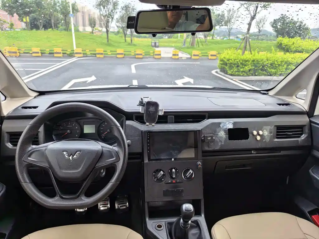 Wuling Hongguang Plus PLUS 2020 1.5L MT 5 мест