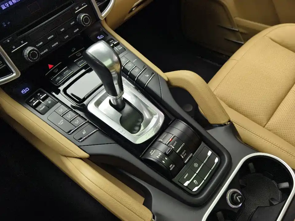 Porsche Cayenne — миниатюра 10