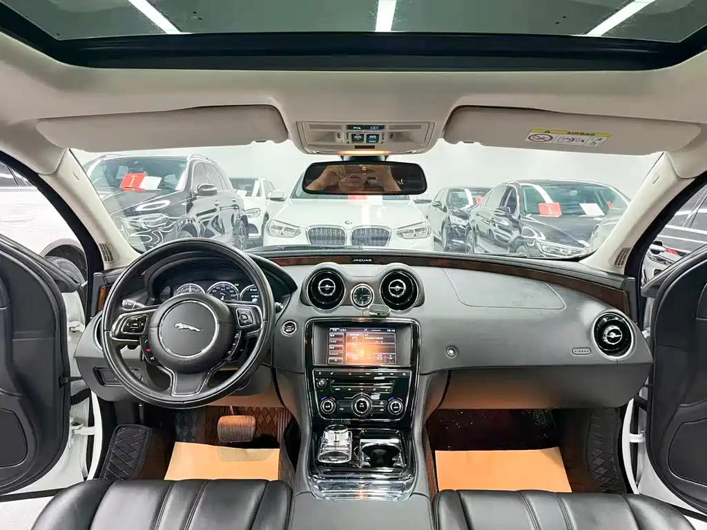 Jaguar XJ — миниатюра 9