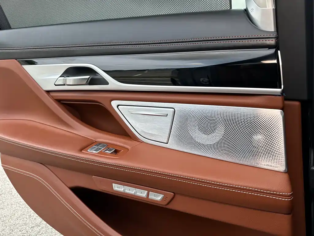 BMW 7 Series — миниатюра 17