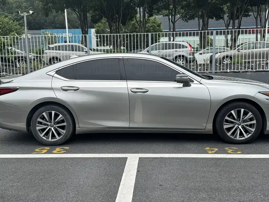 Lexus ES 2020 300h