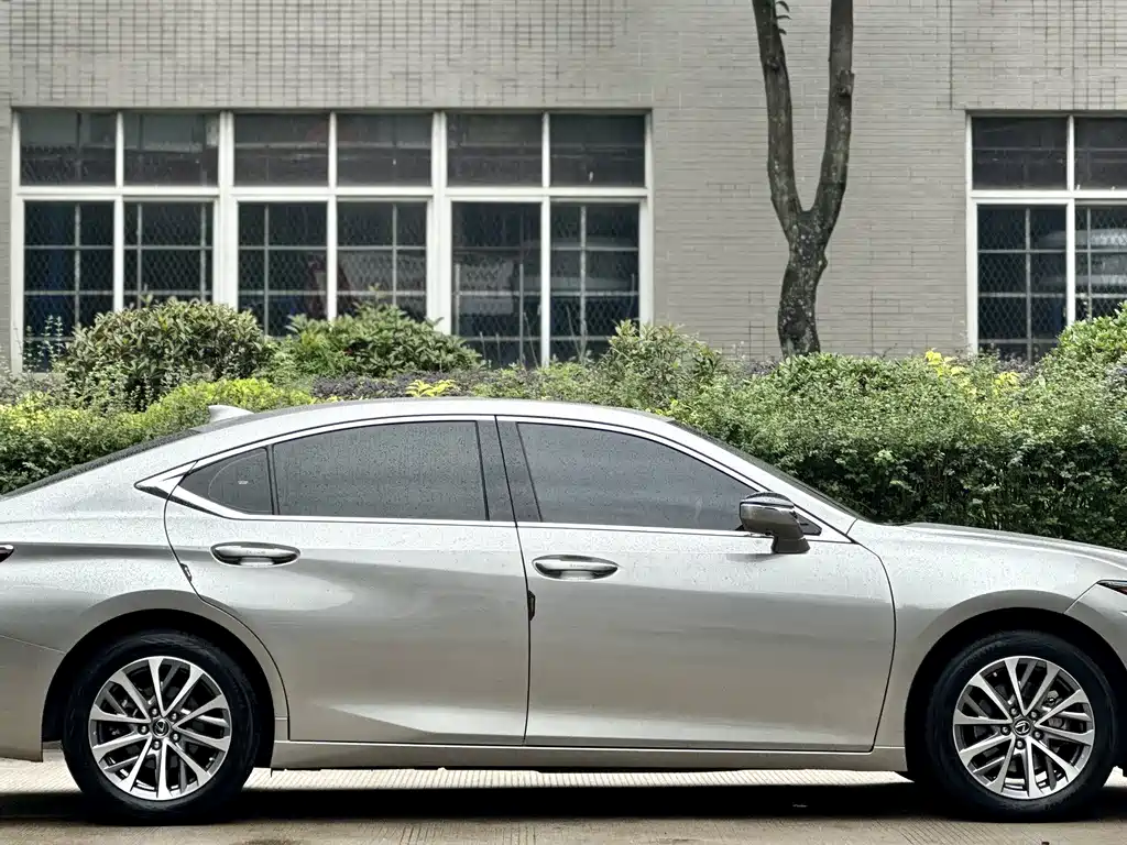 Lexus ES 2021 200