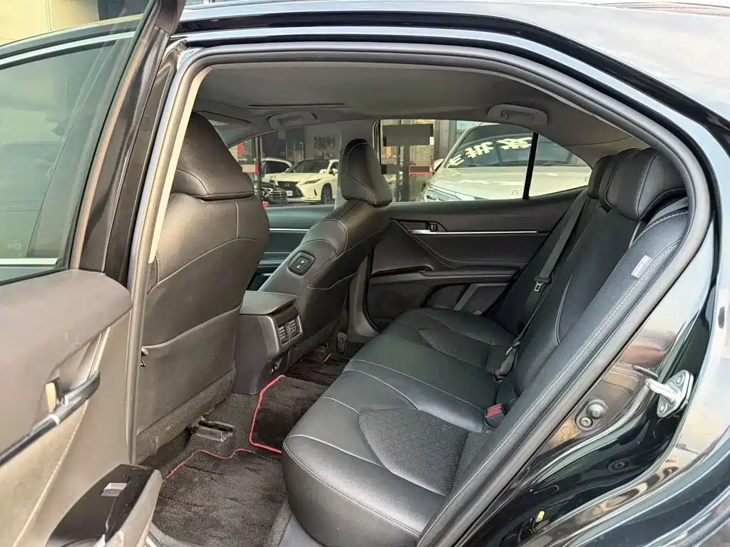 Toyota Camry — миниатюра 8