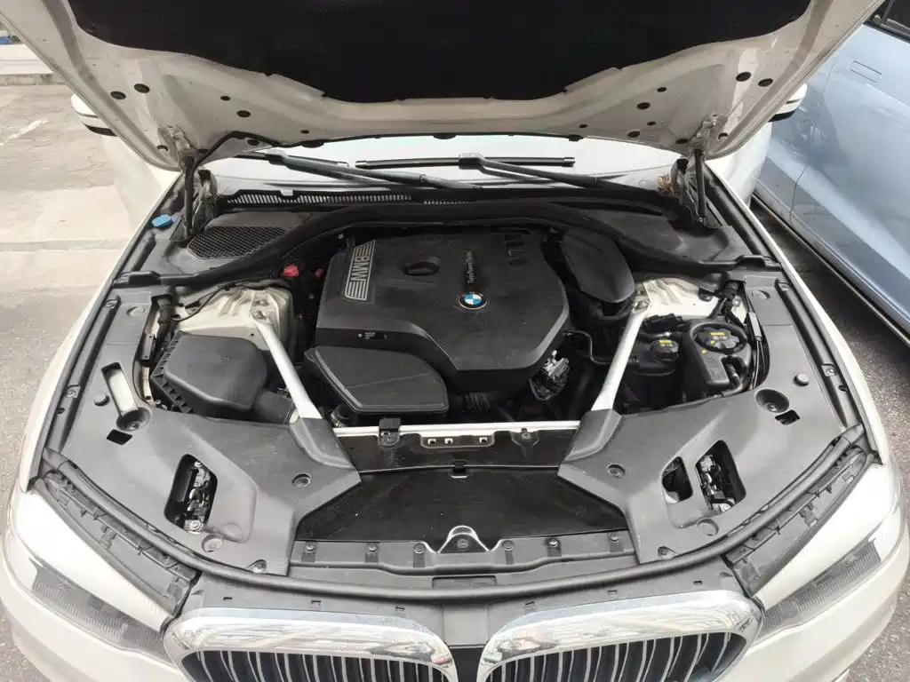 BMW 5 Series — миниатюра 11