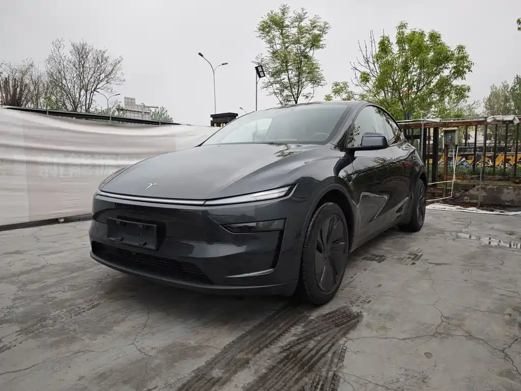 Tesla Model Y 2025
